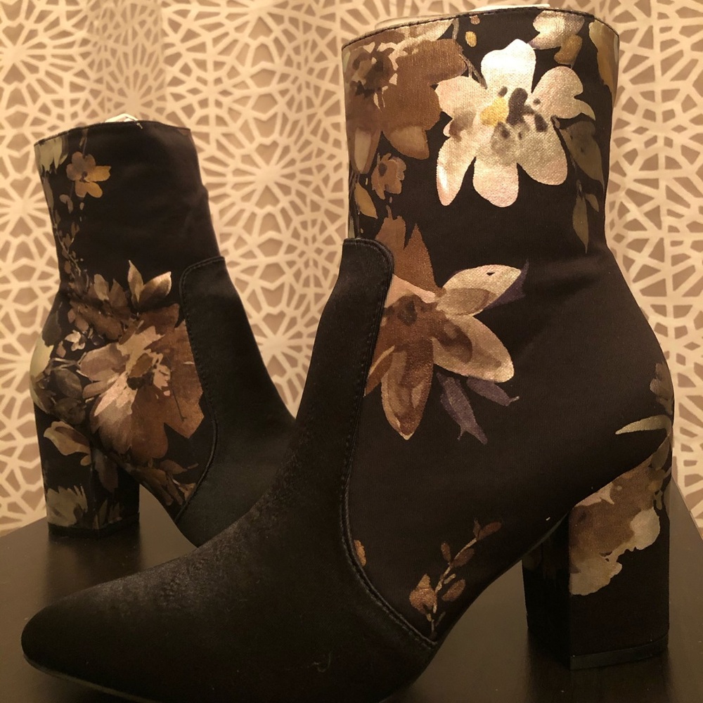 NWT Boutique Black Floral Print Metallic Booties - Picture 7 of 16